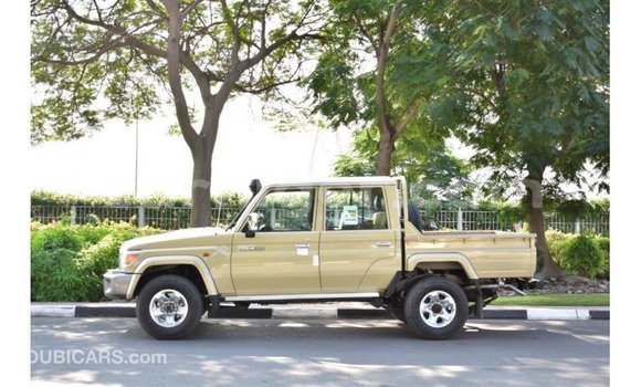 Sayi Imported Toyota Land Cruiser Beige Babbar mota in Import - Dubai a Agadez Sayi Imported Toyota Land Cruiser Beige Babbar mota in Import - Dubai a Agadez