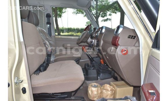 Sayi Imported Toyota Land Cruiser Beige Babbar mota in Import - Dubai a Agadez Sayi Imported Toyota Land Cruiser Beige Babbar mota in Import - Dubai a Agadez