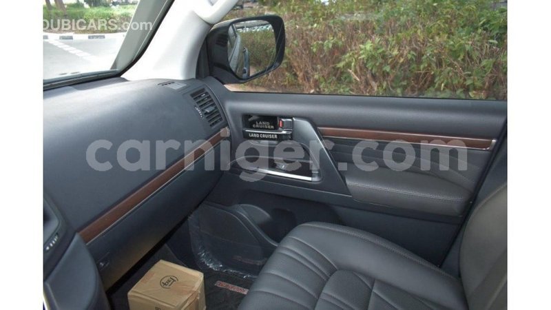 Big with watermark toyota land cruiser agadez import dubai 5477