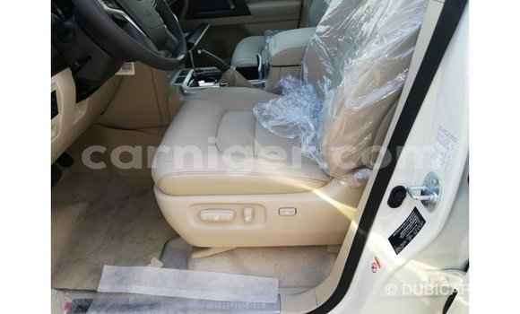 Buy Import Toyota Land Cruiser White Truck in Import - Dubai in Agadez Buy Import Toyota Land Cruiser White Truck in Import - Dubai in Agadez