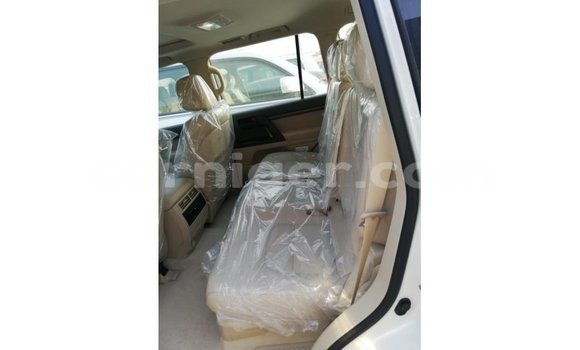 Buy Import Toyota Land Cruiser White Truck in Import - Dubai in Agadez Buy Import Toyota Land Cruiser White Truck in Import - Dubai in Agadez