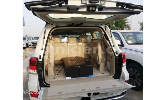 Buy Import Toyota Land Cruiser White Truck in Import - Dubai in Agadez Buy Import Toyota Land Cruiser White Truck in Import - Dubai in Agadez