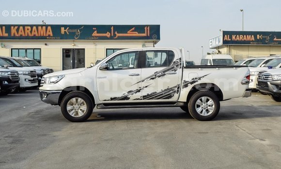 Sayi Imported Toyota Hilux White Mota in Import - Dubai a Agadez Sayi Imported Toyota Hilux White Mota in Import - Dubai a Agadez