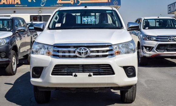 Sayi Imported Toyota Hilux White Mota in Import - Dubai a Agadez Sayi Imported Toyota Hilux White Mota in Import - Dubai a Agadez