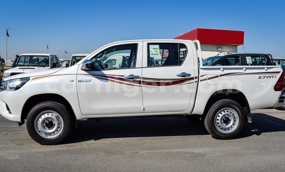 Sayi Imported Toyota Hilux White Mota in Import - Dubai a Agadez Sayi Imported Toyota Hilux White Mota in Import - Dubai a Agadez