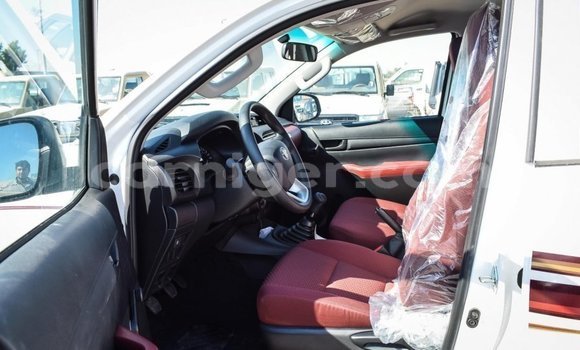 Sayi Imported Toyota Hilux White Mota in Import - Dubai a Agadez Sayi Imported Toyota Hilux White Mota in Import - Dubai a Agadez