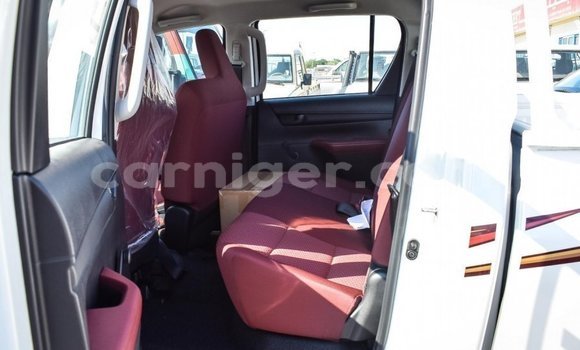 Sayi Imported Toyota Hilux White Mota in Import - Dubai a Agadez Sayi Imported Toyota Hilux White Mota in Import - Dubai a Agadez