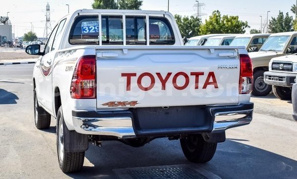 Sayi Imported Toyota Hilux White Mota in Import - Dubai a Agadez Sayi Imported Toyota Hilux White Mota in Import - Dubai a Agadez