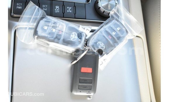 Sayi Imported Toyota Land Cruiser White Babbar mota in Import - Dubai a Agadez Sayi Imported Toyota Land Cruiser White Babbar mota in Import - Dubai a Agadez