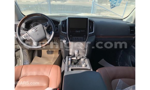 Buy Import Toyota Land Cruiser White Truck in Import - Dubai in Agadez Buy Import Toyota Land Cruiser White Truck in Import - Dubai in Agadez