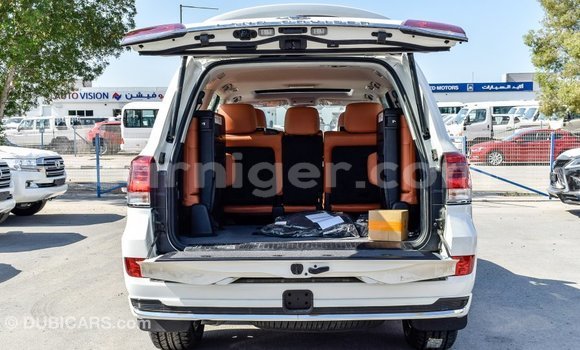 Buy Import Toyota Land Cruiser White Truck in Import - Dubai in Agadez Buy Import Toyota Land Cruiser White Truck in Import - Dubai in Agadez