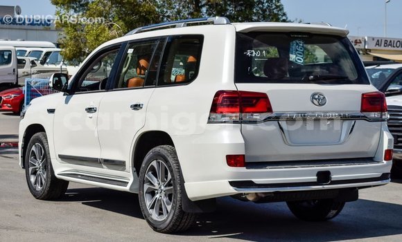 Buy Import Toyota Land Cruiser White Truck in Import - Dubai in Agadez Buy Import Toyota Land Cruiser White Truck in Import - Dubai in Agadez