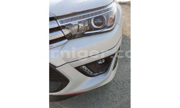 Buy Import Toyota Hilux White Car in Import - Dubai in Agadez Buy Import Toyota Hilux White Car in Import - Dubai in Agadez