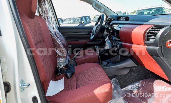 Sayi Imported Toyota Hilux White Mota in Import - Dubai a Agadez Sayi Imported Toyota Hilux White Mota in Import - Dubai a Agadez