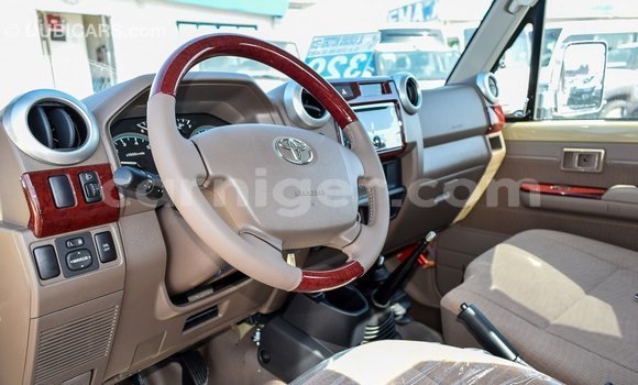 Sayi Imported Toyota Land Cruiser Beige Babbar mota in Import - Dubai a Agadez Sayi Imported Toyota Land Cruiser Beige Babbar mota in Import - Dubai a Agadez