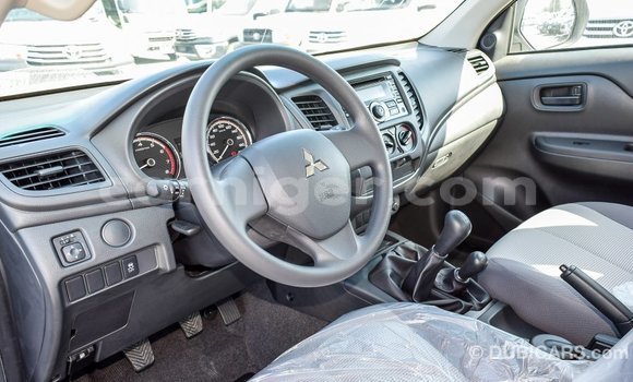 Sayi Imported Mitsubishi L200 White Mota in Import - Dubai a Agadez Sayi Imported Mitsubishi L200 White Mota in Import - Dubai a Agadez