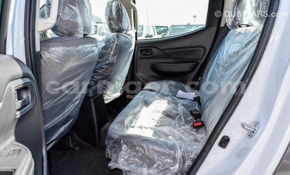 Sayi Imported Mitsubishi L200 White Mota in Import - Dubai a Agadez Sayi Imported Mitsubishi L200 White Mota in Import - Dubai a Agadez