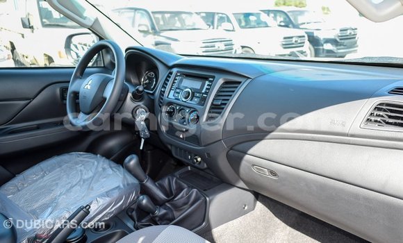 Sayi Imported Mitsubishi L200 White Mota in Import - Dubai a Agadez Sayi Imported Mitsubishi L200 White Mota in Import - Dubai a Agadez