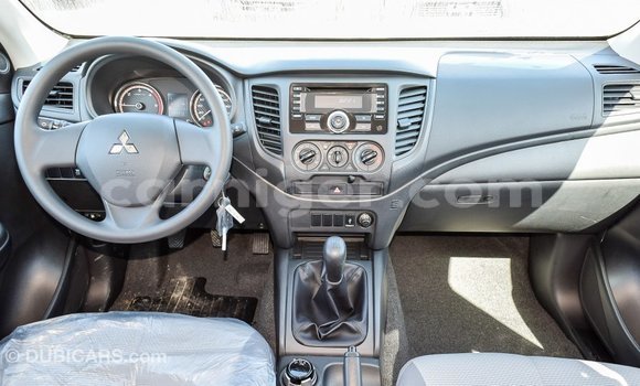 Sayi Imported Mitsubishi L200 White Mota in Import - Dubai a Agadez Sayi Imported Mitsubishi L200 White Mota in Import - Dubai a Agadez