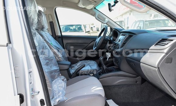 Sayi Imported Mitsubishi L200 White Mota in Import - Dubai a Agadez Sayi Imported Mitsubishi L200 White Mota in Import - Dubai a Agadez