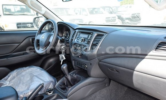 Sayi Imported Mitsubishi L200 White Mota in Import - Dubai a Agadez Sayi Imported Mitsubishi L200 White Mota in Import - Dubai a Agadez