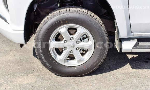 Sayi Imported Mitsubishi L200 White Mota in Import - Dubai a Agadez Sayi Imported Mitsubishi L200 White Mota in Import - Dubai a Agadez