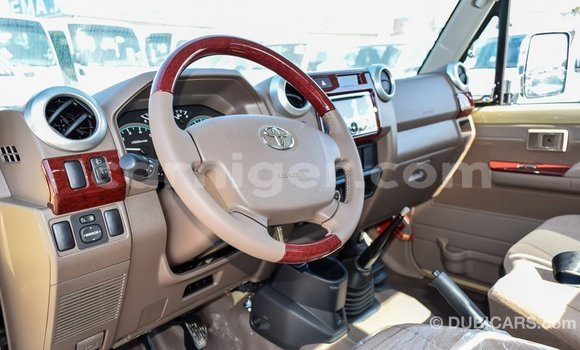 Sayi Imported Toyota Land Cruiser Beige Babbar mota in Import - Dubai a Agadez Sayi Imported Toyota Land Cruiser Beige Babbar mota in Import - Dubai a Agadez