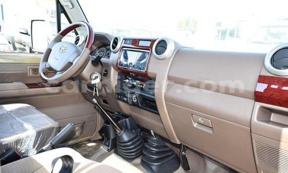 Sayi Imported Toyota Land Cruiser Beige Babbar mota in Import - Dubai a Agadez Sayi Imported Toyota Land Cruiser Beige Babbar mota in Import - Dubai a Agadez