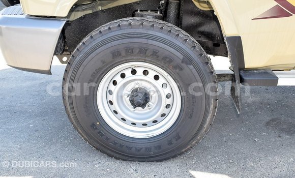 Sayi Imported Toyota Land Cruiser Beige Babbar mota in Import - Dubai a Agadez Sayi Imported Toyota Land Cruiser Beige Babbar mota in Import - Dubai a Agadez