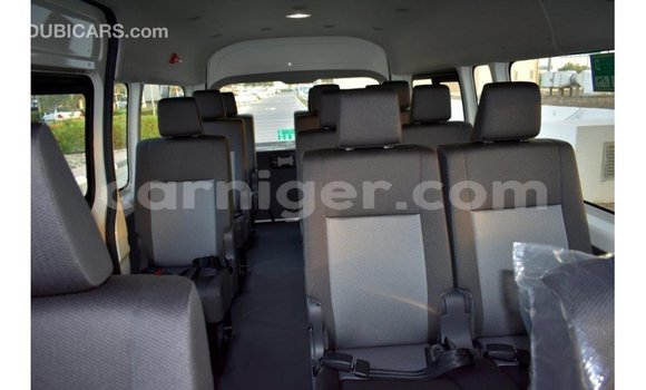 Sayi Imported Toyota Hiace White Mota in Import - Dubai a Agadez Sayi Imported Toyota Hiace White Mota in Import - Dubai a Agadez