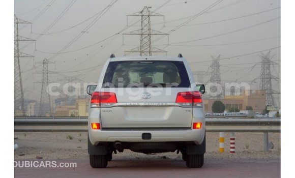 Sayi Imported Toyota Land Cruiser White Babbar mota in Import - Dubai a Agadez Sayi Imported Toyota Land Cruiser White Babbar mota in Import - Dubai a Agadez