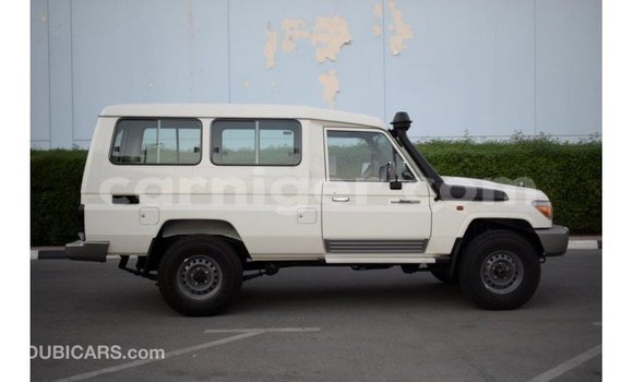 Sayi Imported Toyota Land Cruiser White Babbar mota in Import - Dubai a Agadez Sayi Imported Toyota Land Cruiser White Babbar mota in Import - Dubai a Agadez