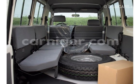 Sayi Imported Toyota Land Cruiser White Babbar mota in Import - Dubai a Agadez Sayi Imported Toyota Land Cruiser White Babbar mota in Import - Dubai a Agadez