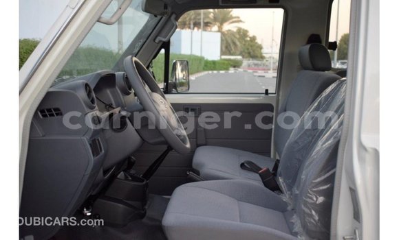 Sayi Imported Toyota Land Cruiser White Babbar mota in Import - Dubai a Agadez Sayi Imported Toyota Land Cruiser White Babbar mota in Import - Dubai a Agadez