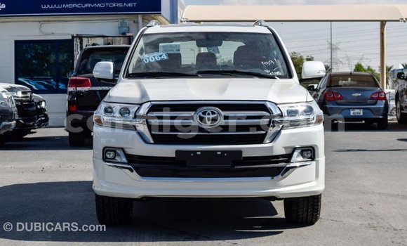 Buy Import Toyota Land Cruiser White Truck in Import - Dubai in Agadez Buy Import Toyota Land Cruiser White Truck in Import - Dubai in Agadez