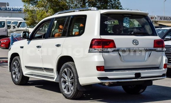 Buy Import Toyota Land Cruiser White Truck in Import - Dubai in Agadez Buy Import Toyota Land Cruiser White Truck in Import - Dubai in Agadez