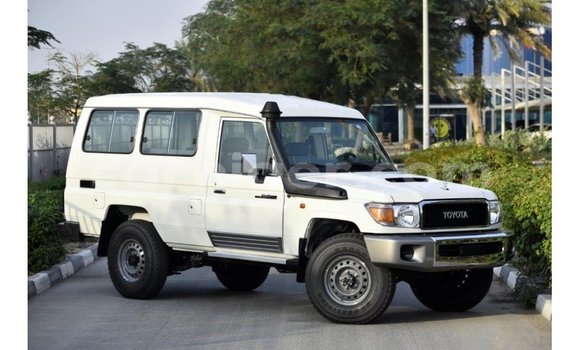 Sayi Imported Toyota Land Cruiser White Babbar mota in Import - Dubai a Agadez Sayi Imported Toyota Land Cruiser White Babbar mota in Import - Dubai a Agadez