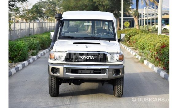 Sayi Imported Toyota Land Cruiser White Babbar mota in Import - Dubai a Agadez Sayi Imported Toyota Land Cruiser White Babbar mota in Import - Dubai a Agadez