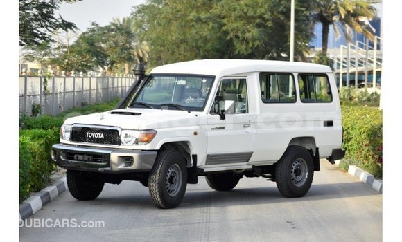 Sayi Imported Toyota Land Cruiser White Babbar mota in Import - Dubai a Agadez Sayi Imported Toyota Land Cruiser White Babbar mota in Import - Dubai a Agadez