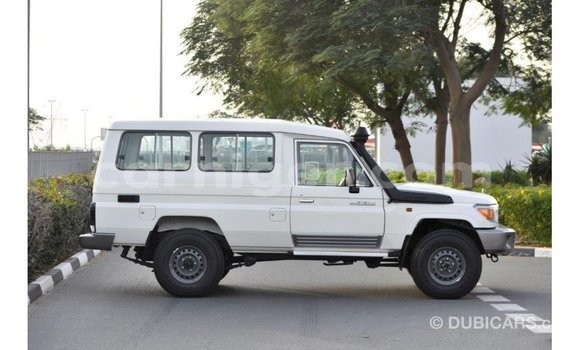 Sayi Imported Toyota Land Cruiser White Babbar mota in Import - Dubai a Agadez Sayi Imported Toyota Land Cruiser White Babbar mota in Import - Dubai a Agadez