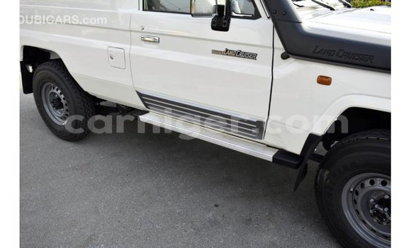Sayi Imported Toyota Land Cruiser White Babbar mota in Import - Dubai a Agadez Sayi Imported Toyota Land Cruiser White Babbar mota in Import - Dubai a Agadez