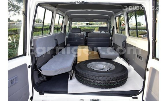 Sayi Imported Toyota Land Cruiser White Babbar mota in Import - Dubai a Agadez Sayi Imported Toyota Land Cruiser White Babbar mota in Import - Dubai a Agadez