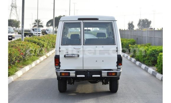 Sayi Imported Toyota Land Cruiser White Babbar mota in Import - Dubai a Agadez Sayi Imported Toyota Land Cruiser White Babbar mota in Import - Dubai a Agadez