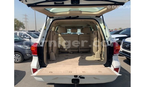 Sayi Imported Toyota Land Cruiser White Babbar mota in Import - Dubai a Agadez Sayi Imported Toyota Land Cruiser White Babbar mota in Import - Dubai a Agadez