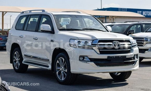 Buy Import Toyota Land Cruiser White Truck in Import - Dubai in Agadez Buy Import Toyota Land Cruiser White Truck in Import - Dubai in Agadez