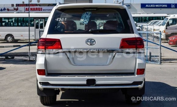 Buy Import Toyota Land Cruiser White Truck in Import - Dubai in Agadez Buy Import Toyota Land Cruiser White Truck in Import - Dubai in Agadez