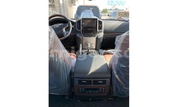 Buy Import Toyota Land Cruiser White Truck in Import - Dubai in Agadez Buy Import Toyota Land Cruiser White Truck in Import - Dubai in Agadez