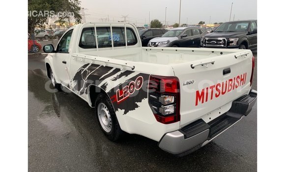 Buy Import Mitsubishi L200 White Car in Import - Dubai in Agadez Buy Import Mitsubishi L200 White Car in Import - Dubai in Agadez