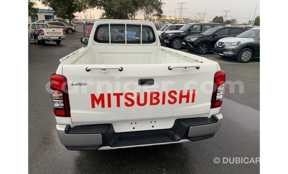 Buy Import Mitsubishi L200 White Car in Import - Dubai in Agadez Buy Import Mitsubishi L200 White Car in Import - Dubai in Agadez