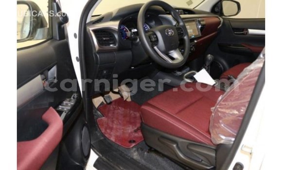 Buy Import Toyota Hilux White Car in Import - Dubai in Agadez Buy Import Toyota Hilux White Car in Import - Dubai in Agadez